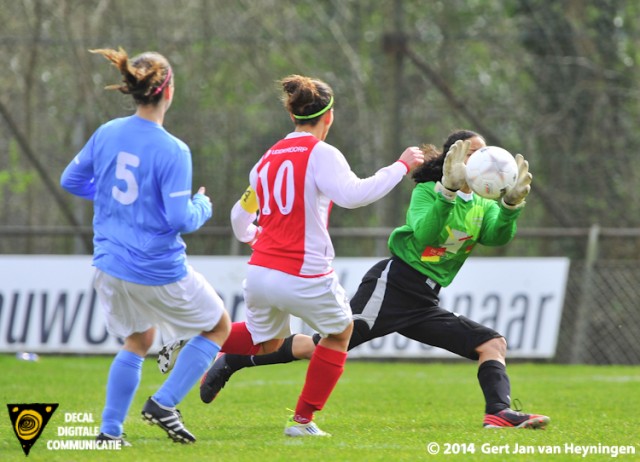 Samira Benchamach van RCL met een mogelijkheid  maar Selana Babb van Saestum greep goed in.