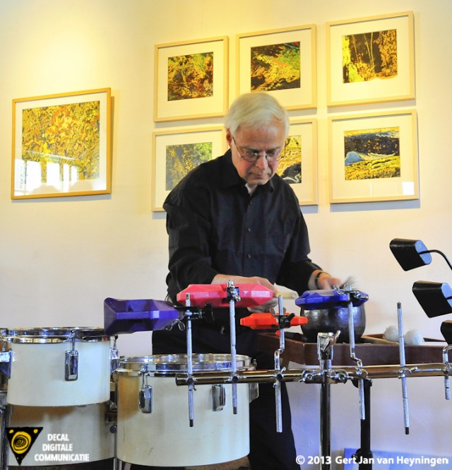 Op inspirerende wijze opende musicus en percussionist Arthur Cune de voorjaarstentoonstelling 2013 bij Galerie Kolff te Zoeterwoude Dorp.