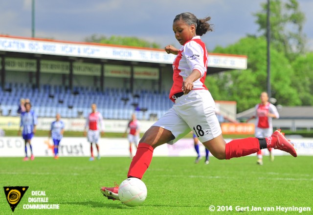 Lenie Mendes Fernandes van RCL op weg naar de 1-0 in de finale van de Regio Rijnmond Cup tegen SVS.