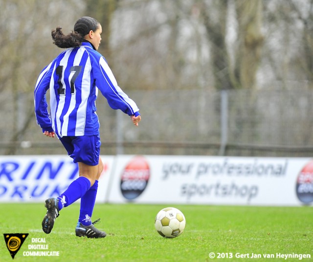 In de vijfde minuut gaat Sabrina Pocorni van SVS er vandoor en gaat de 0-1 scoren.