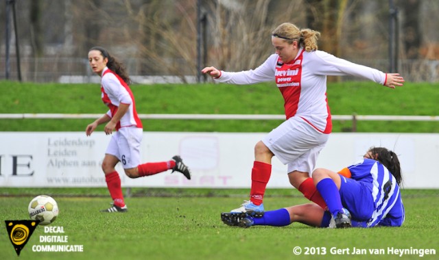 Kansen waren er wel degelijk voor RCL. Racing spits Bianca van der Meer passeert aanvoerster Sabriye Karaulu van SVS en ziet Drita Celaj op rechts vrijlopen. Uiteindelijk greep sluitpost Shirley Kops goed in.