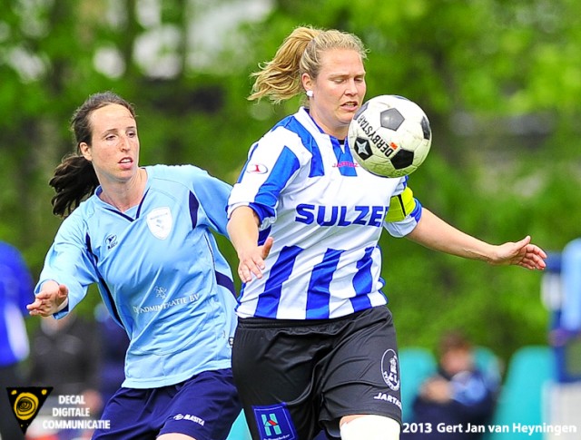 Prachtige sportieve duels tussen Anne Lieuwma van Zwervers en aanvoerster Maud Kuijpers van IJzendijke.