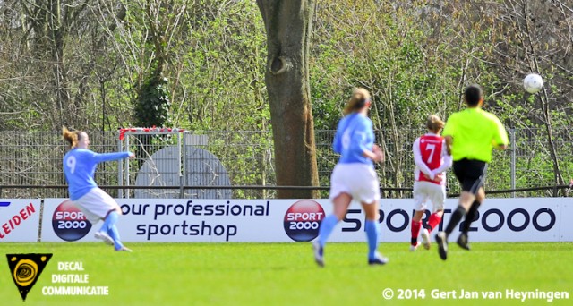 Franca van de Kuilen van Saestum scoort op onnavolgbare wijze de gelijkmaker tegen RCL in Leiderdorp.