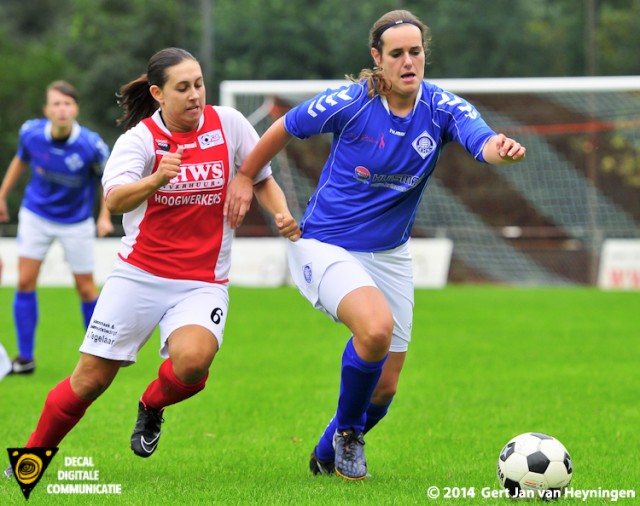 Duel tussen Marieke Peters van RKHVV en links Samanta Stojanovic van RCL.