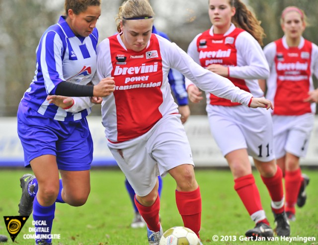 SVS verdedigster Felicia Roodbol volgt aanvalster Bianca van der Meer van RCL terwijl Judith Hogenboom en Lotte Verleng op de achtergrond meekijken.