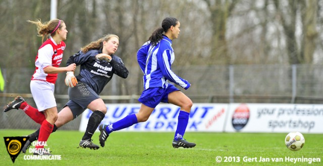 De beslissing in de wedstrijd tussen RCL en SVS. Een goede pass van Dounia el Biyar en de snelle Sabrina Pocorni is op weg haar tweede doelpunt van de middag te scoren. Lotte Verleng en Susan Hogenboom van RCL zijn kansloos.