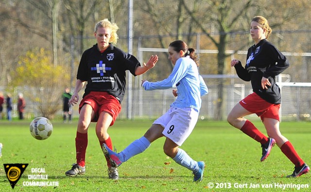 Samanta Stojanovic van RCL gaat op aangeven van Marcela Cabrera de gelijkmaker scoren tegen Barendrecht.