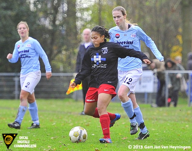 Nasha Lopez van Barendrecht in duel met Maaike Toonen van RCL.