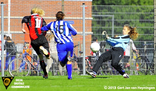 Op aangeven van Stefanie van der Hoorn gaat Justine Jansen de 1-0 voor ARC scoren in het duel tegen SVS.