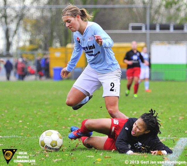 Merel van den Eshof van RCL in duel met Nasha Lopez van Barendrecht.