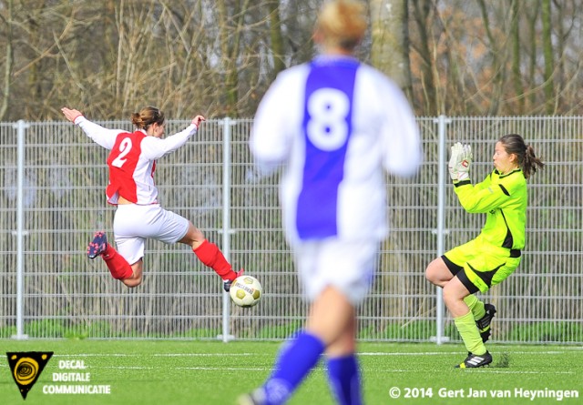 Merel van den Eshof na een pass van Maaike Toonen op weg na de 1-0 tin het duel tussen RCL en DSVP.