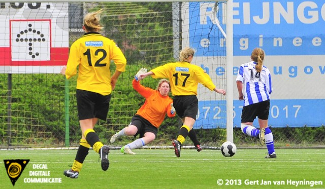 Christa Schelvis op weg naar de 4-1 voor Reiger Boys tegen IJzendijke.