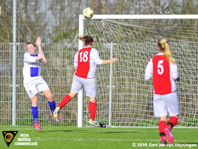 Bianca van der Meer scoort de 2-0 voor RCL in de wedstrijd tegen DSVP.