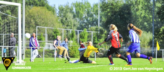 Maxime Hofman van SVS van afstand en de 1-3 voorsprong een feit in het duel tegen ARC.