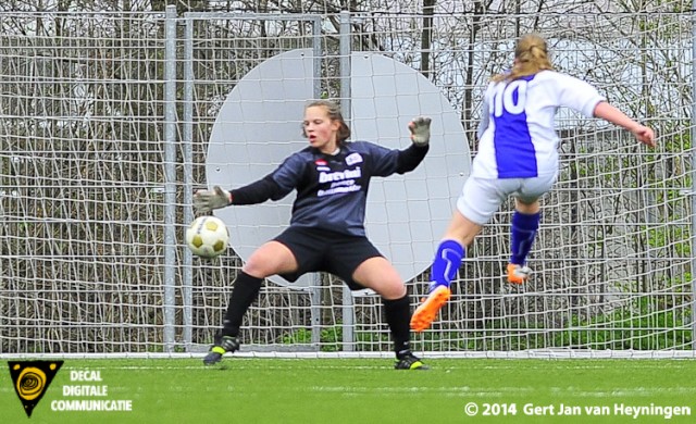 Susan van den Berg van DSVP scoort de 3-1.