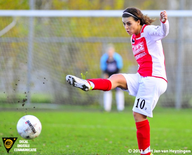 Ogenschijnlijk simpel voor Samira Benchamach van RCL die op aangeven van Stephanie Valk de 2-0 gaat scoren voor RCL tegen Reiger Boys.