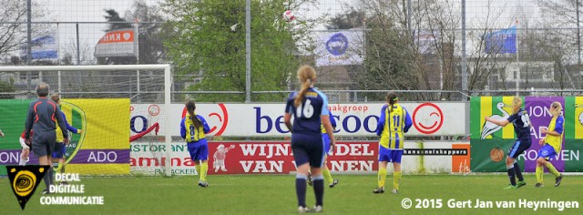 Een schitterend doelpunt in de maak van Nadine Noordam van ADO Den Haag tegen Berkel op Sportpark Het Hoge Land in Lansingerland.