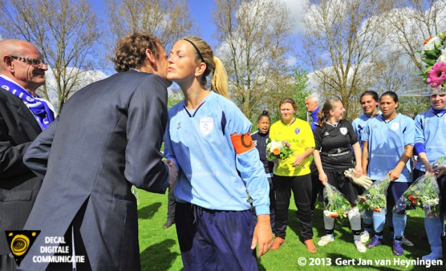 Linda Los van Zwervers neemt de felicitaties van de vertegenwoordiger van de KNVB in ontvangst.