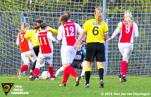  Op aangeven van Rafaella Wolfswinkel is Bonnie Smit weggestuurd die dwars door de RCL loopt en zorg draagt voor de aansluitingstreffer in het duel tussen RCL en Reiger Boys.