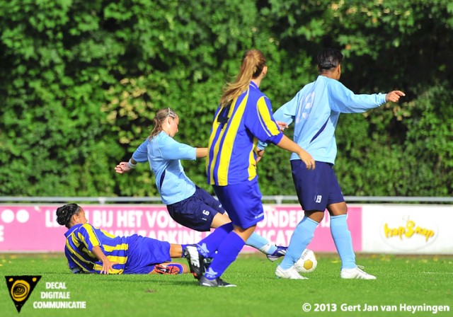 Een fraaie actie van Rosalie Hoogewerf van Zwervers in de derby tegen SVS. Kappen en draaien met rechts om vervolgens met links te gaan scoren. De 2-0 voor Zwervers wordt een feit.