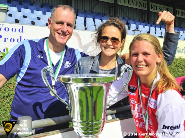 Links SVS coach Arry Willemsen met in het midden Lisette Graafland en rechts Marijke van den Berg die het winnende doelpunt scoorde met natuurlijk de grote bokaal.