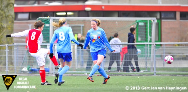 Een pass van Ramona van der Harst op Lesley Landweer die met een fraai uitgemeten schot RCL op een 1-0 voorsprong zet. Een pass van Ramona van der Harst op Lesley Landweer die met een fraai uitgemeten schot RCL op een 1-0 voorsprong zet.