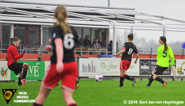 De 0-1 in de maak voor VVIJ tegen SteDoCo. Doelpuntenmaakster Lois Spliet op aangeven van Lysanne van Oostrom.