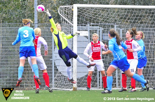 Uitstekend grijpt doelvrouwe Denise Koorevaar van RCL in voordat Melanie Vergeer van Saestum gevaarlijk kan worden.