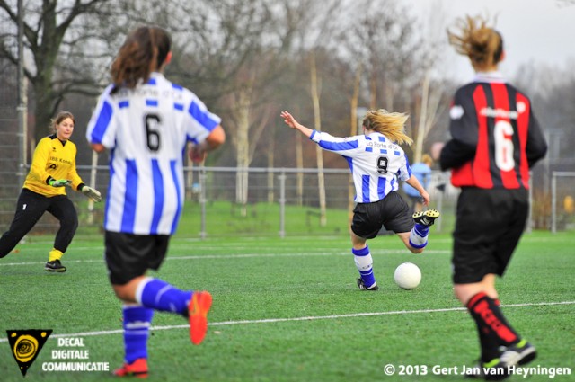 Kelly van Leeuwe van IJzendijke met de 0-1 in het duel tussen ARC en IJzendijke