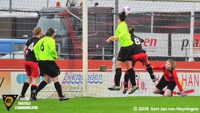 Audrey van der Horst van VVIJ soort met het hoofd de 0-3 tegen SteDoCo in Hoornaar.