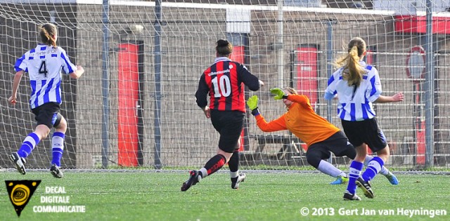 Nicole Zijderveld scoort de 1-1 voor de Alphense Racing.