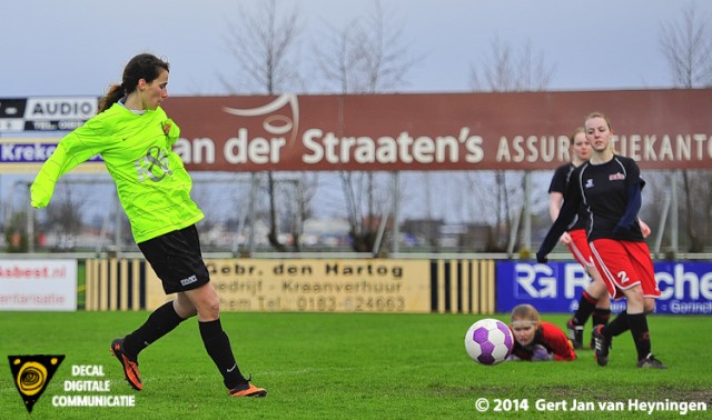 Lois Spliet van VVIJ met de 0-4 op haar pantoffel.