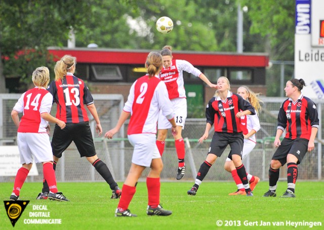 Romy Siera van RCL voorkomt dat Marloes de Vos van ARC gevaarlijk kan worden. Toch waren de meeste mogelijkheden voor ARC maar wist de ploeg uit Alphen aan den Rijn niet te scoren.