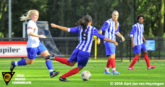 Sabrina Pocorni van SVS gaat vernietigend uithalen en brengt daarmee de stand op 2-1 tegen Botlek.