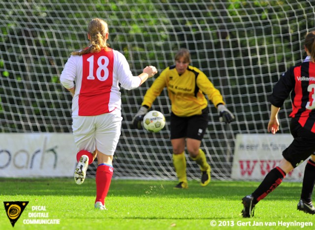 Een attent reagerende Bianca van der Meer van RCL die een foutje in de verdediging meedogenloos afstraft en RCL op 2-0 gaat brengen tegen ARC.