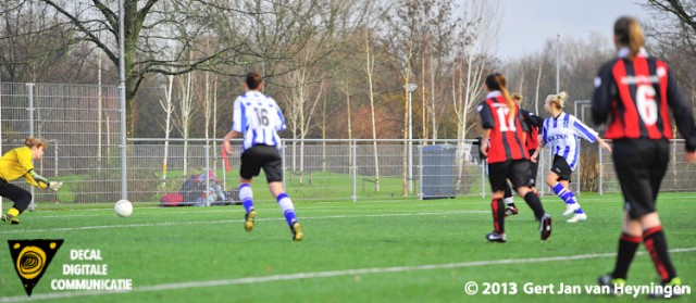 Kylie van de Velde van IJzendijke die de 2-2 gaat scoren.