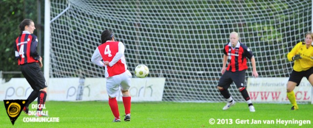 Marcela Cabrera van RCL scoort 1-0 voor de thuisploeg in het duel tegen ARC op aangeven van Bianca van der Meer.