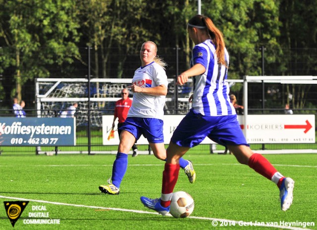 Nicky Smid gaat voor SVS scoren tegen haar oude club sc Botlek en brengt de stand op 4-1 in het voordeel van SVS.