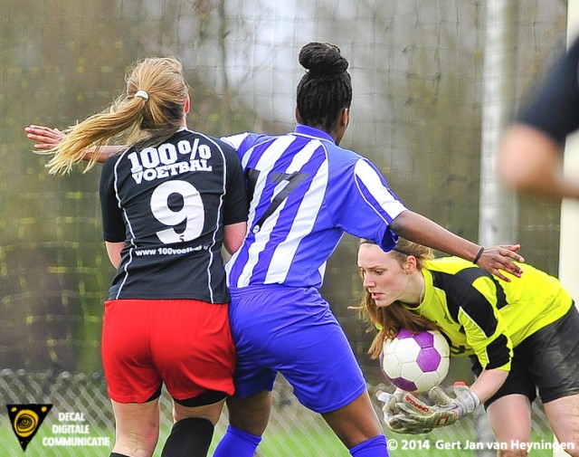 Bijna Rosanna van der Werff van SteDoCo maar sluitpost Tessa van Ameide van RVVH grijpt goed in.