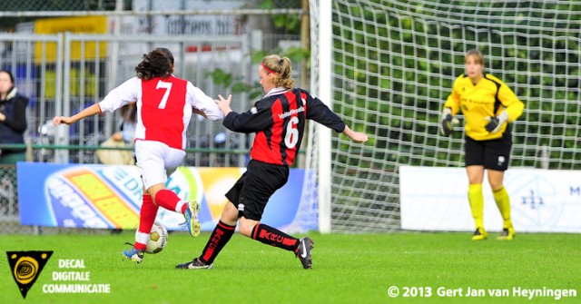 Malu Postel van RCL als een haas ervandoor en passeert Noortje van Loo en sluitpost Tiffany Graf van ARC. 3-0 op het scorebord en de wedstrijd gespeeld.