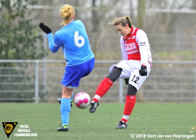 Een fraaie actie van Ramona van der Harst van RCL die met een loepzuivere volley de 3-0 scoorde. Het feest ging echter niet door vanwege vermeend hands volgens leidsman Frank Groenen.