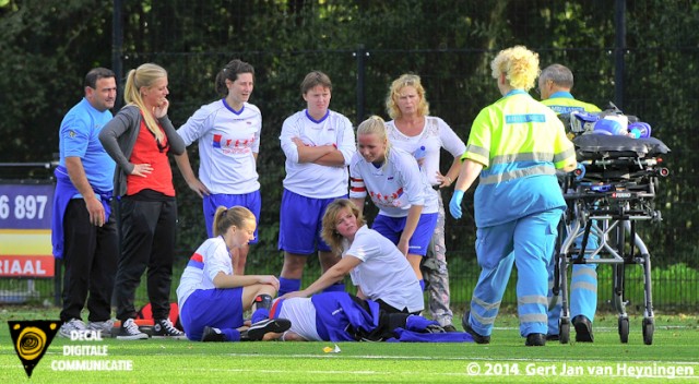 Amy van Luik van Botlek kwam in botsing met doelvrouwe Daphne Prins van SVS. 