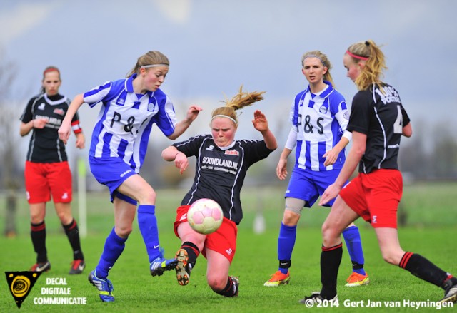 Sophie Oude Ophuis van SteDoCo in duel met Lisanne van Gelder van RVVH.