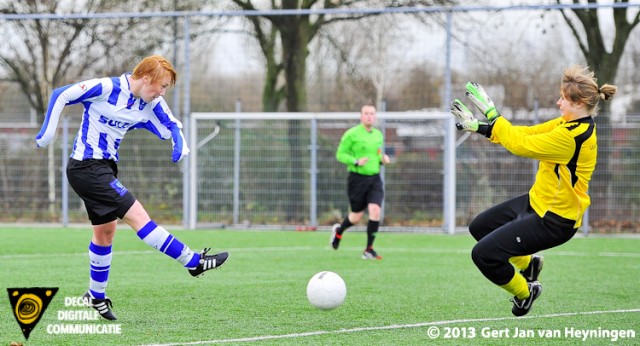 Op aangeven van Thea de Blaey gaat Rosanne Lammers scoren voor IJzendijke in de match tegen ARC.