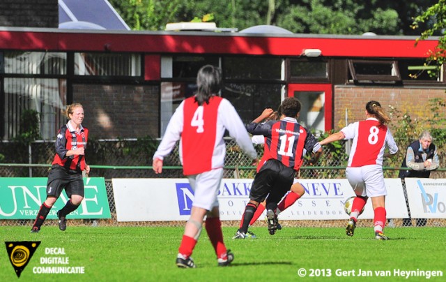 Ramona van der Harst van RCL gaat uithalen en scoort de 4-0 voor RCL in het duel in de Tweede Klasse B tegen ARC.