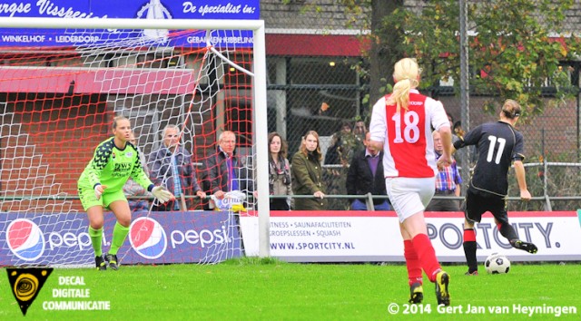 Shannon Molleman brengt op aangeven van Jorinda Schuit Wartburgia op 1-2 in de wedstrijd tegen RCL.