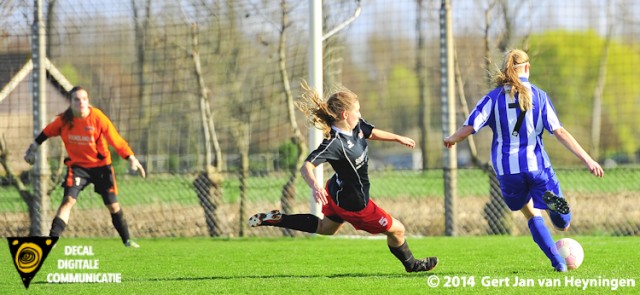 Op aangeven van Manuela Grootenboer haaklt Lisanne van Gelder van RVVH vernietigend uit en gaat de 1-3 scoren in het voordeel van RVVH tegen SteDoCo.