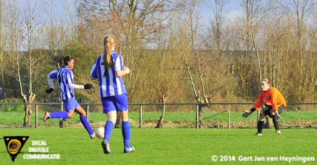  Cherraine Breinburg van RVVH legt aan en gaat voor de 1-4 tegen SteDoCo in Hoornaar.