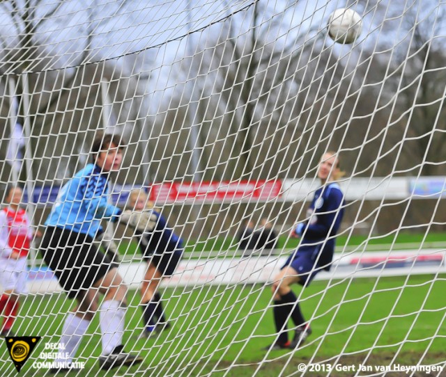 Links Marijke van den Berg die op schitternde wijze RCL op een 2-0 voorsprong brengt tegen DTS Ede.