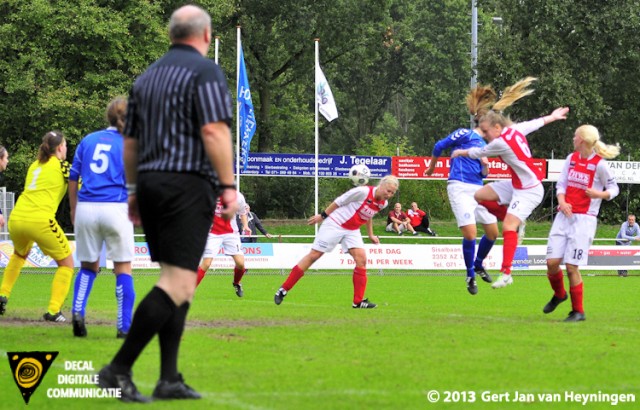 RCL aanvoerster Marcha Duijkers scoort met het hoofd de openingstreffer tegen RKHVV.